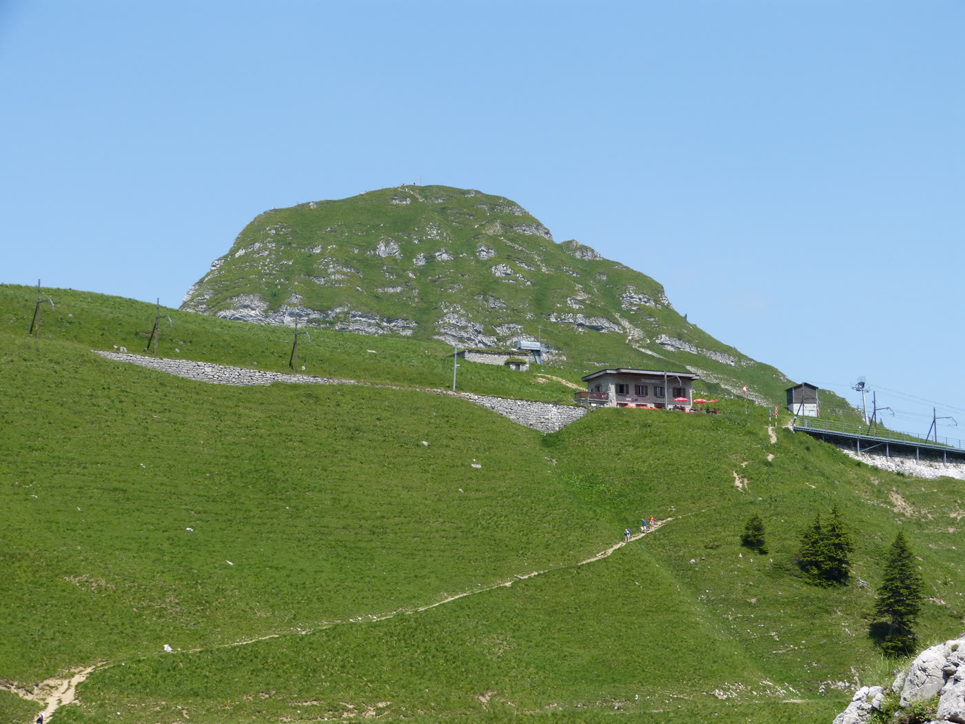 Buvette et sentier au pied de la Dent de Jaman, près de la gare