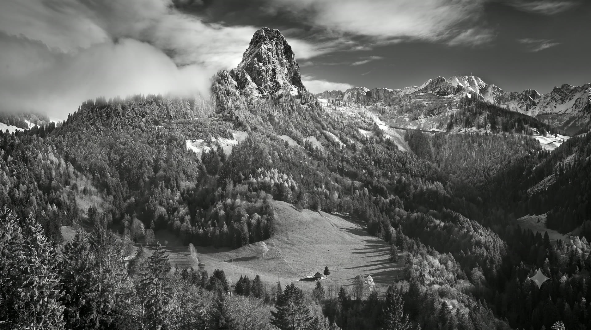 La Dent de Jaman et le massif du Col de Jaman en noir et blanc, sous un ciel de nuages